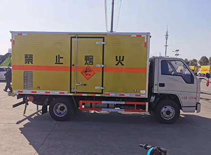 北塔爆破器材运输车工人安全操作规范与智能技术保障